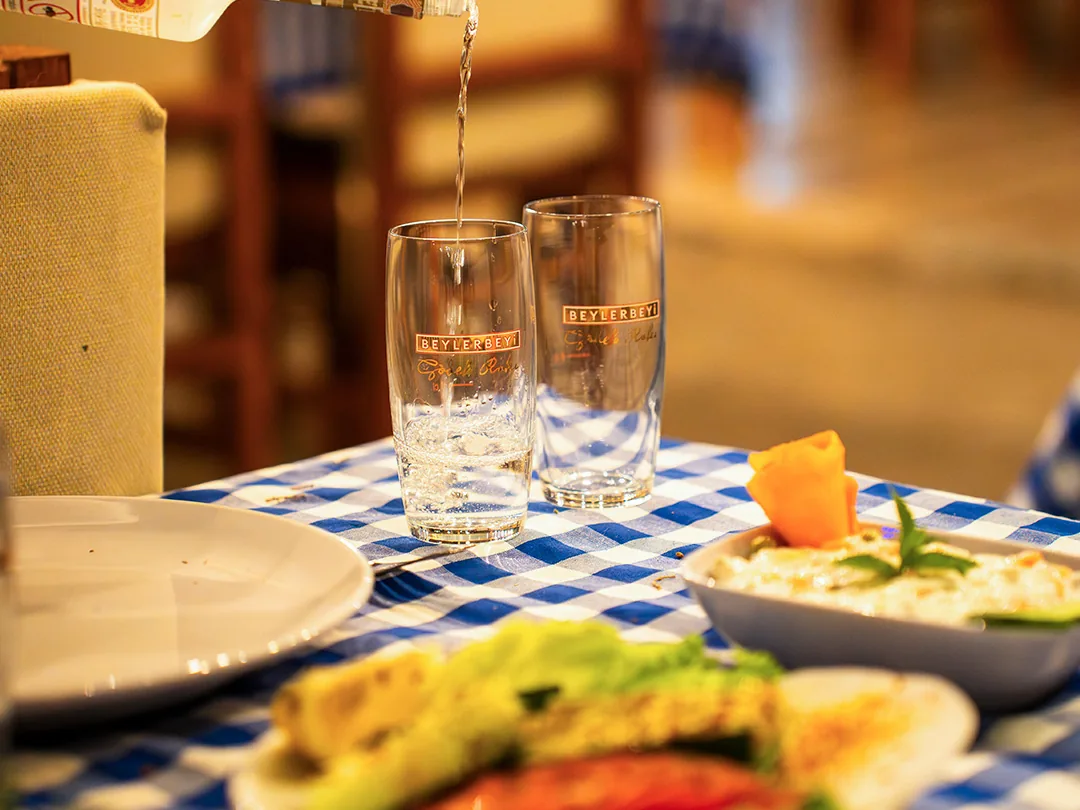 Rakı ve sofra detayı